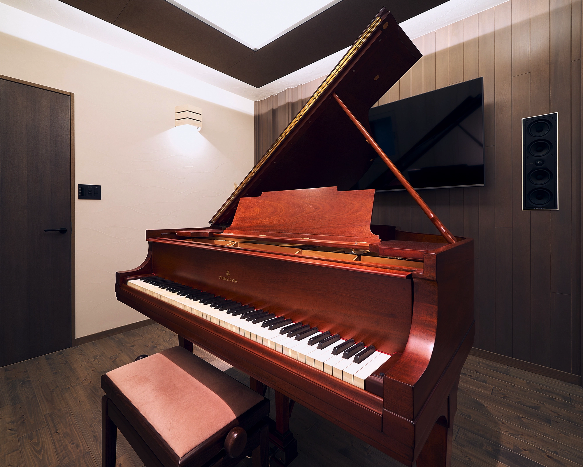 Piano & Music Room 02