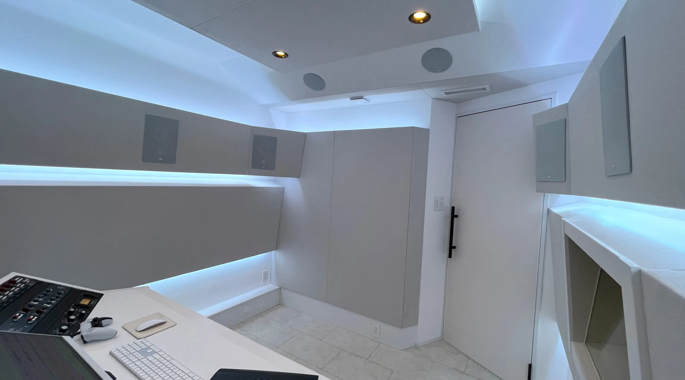 Control Room 03